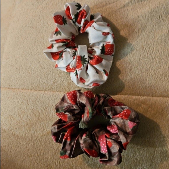 Coach scrunchies - Picture 1 of 2